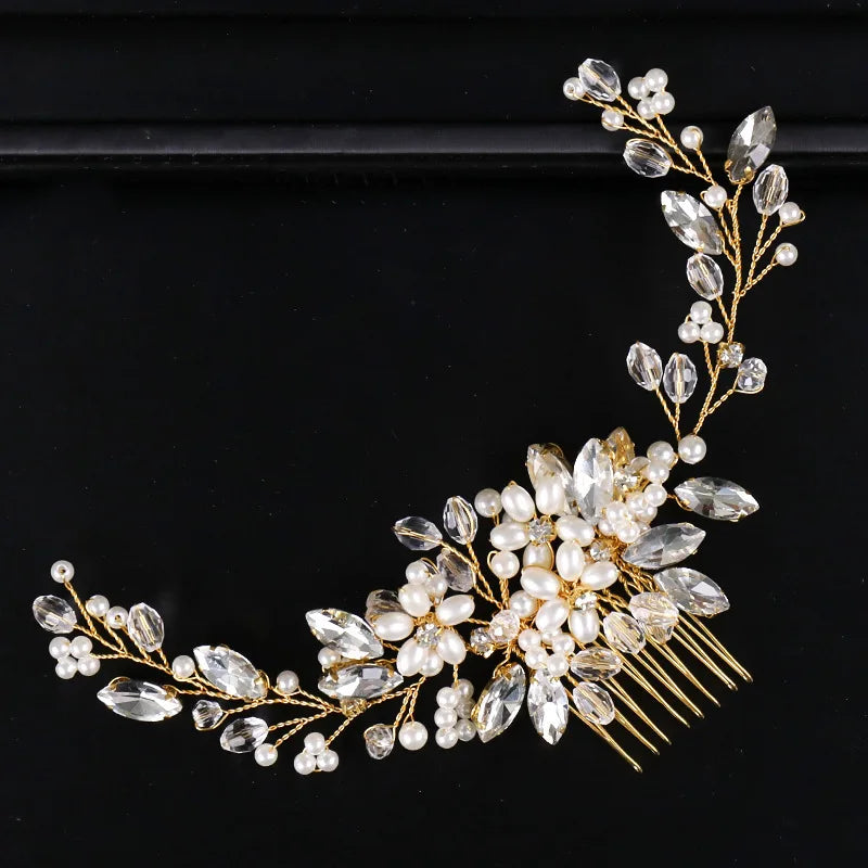 مشط شعر لؤلؤي أنيق مزين بأسلاك ذهبية رقيقة وبلورات شفافة.