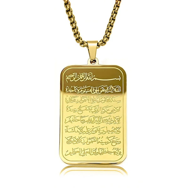 Goldfarbener Anhänger mit dem Koranvers Ayatul Kursi auf einer goldenen Kette.