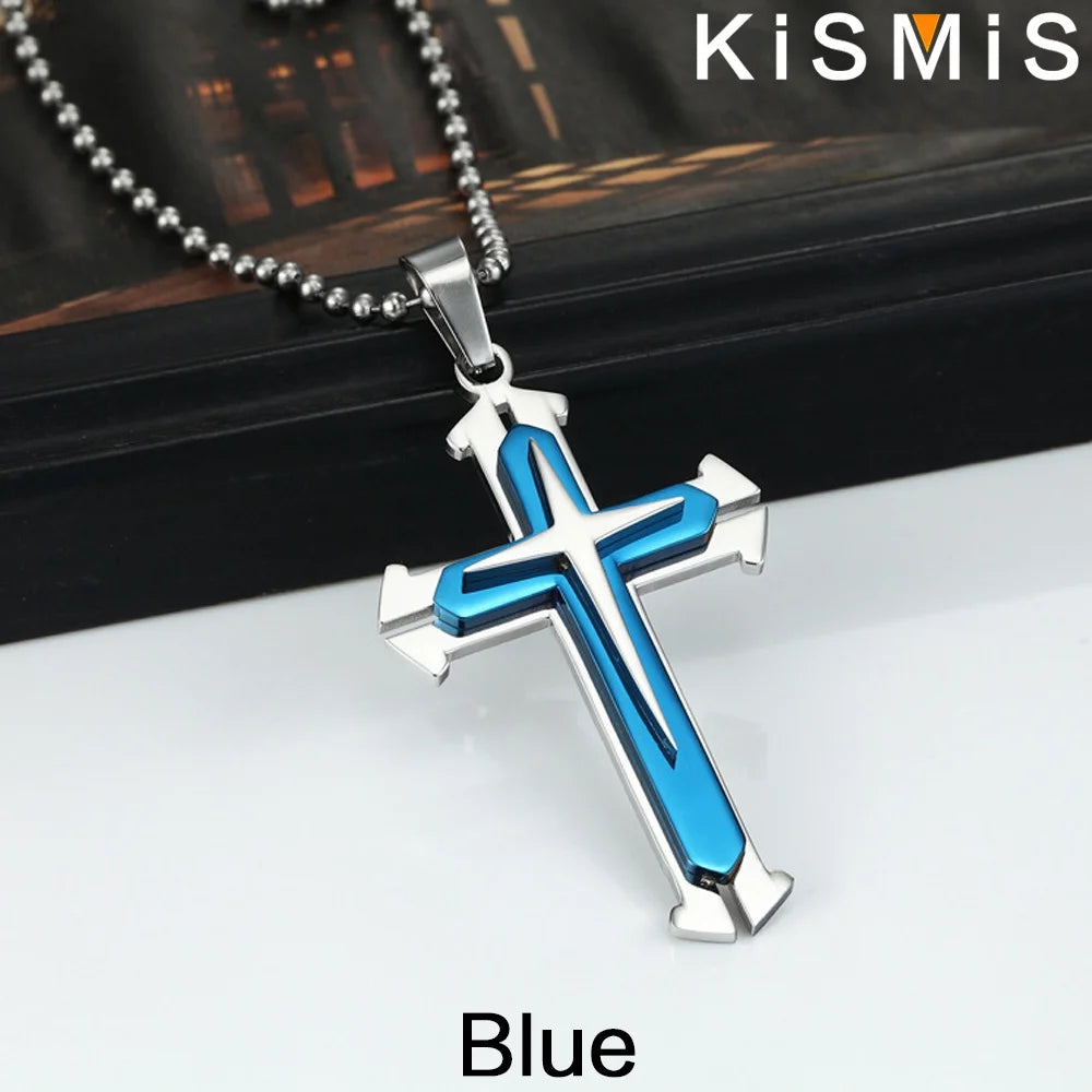 Colgante de cruz de acero inoxidable azul mostrado sobre un fondo blanco.
