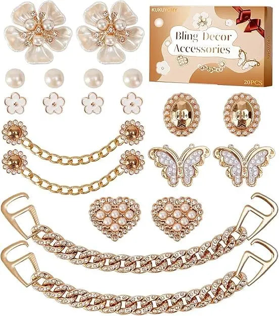 Un juego de 20 adornos para zapatos de pedrería brillante y cadenas doradas para decoración.