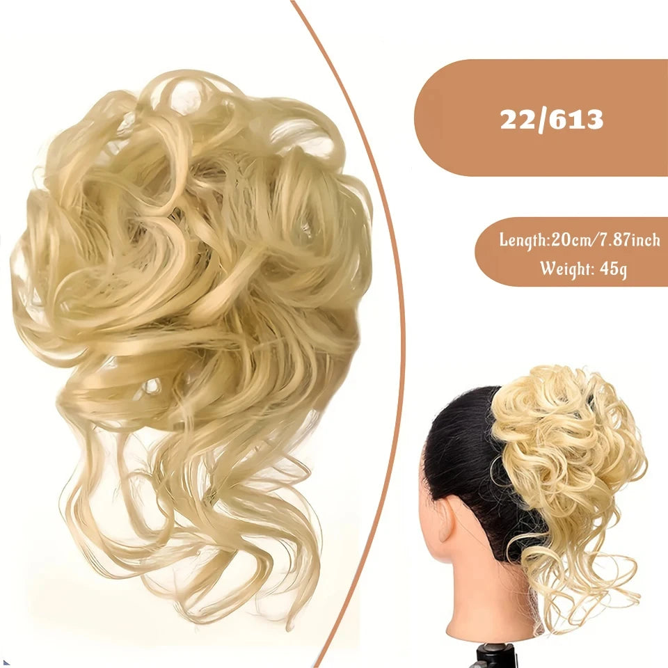 Ein Bund blondes, gewelltes synthetisches Haar neben einer fertigen Duttfrisur.