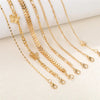 Ein Set goldener Vintage-Schmetterlingsherz-Anklet, präsentiert auf neutralem Hintergrund.