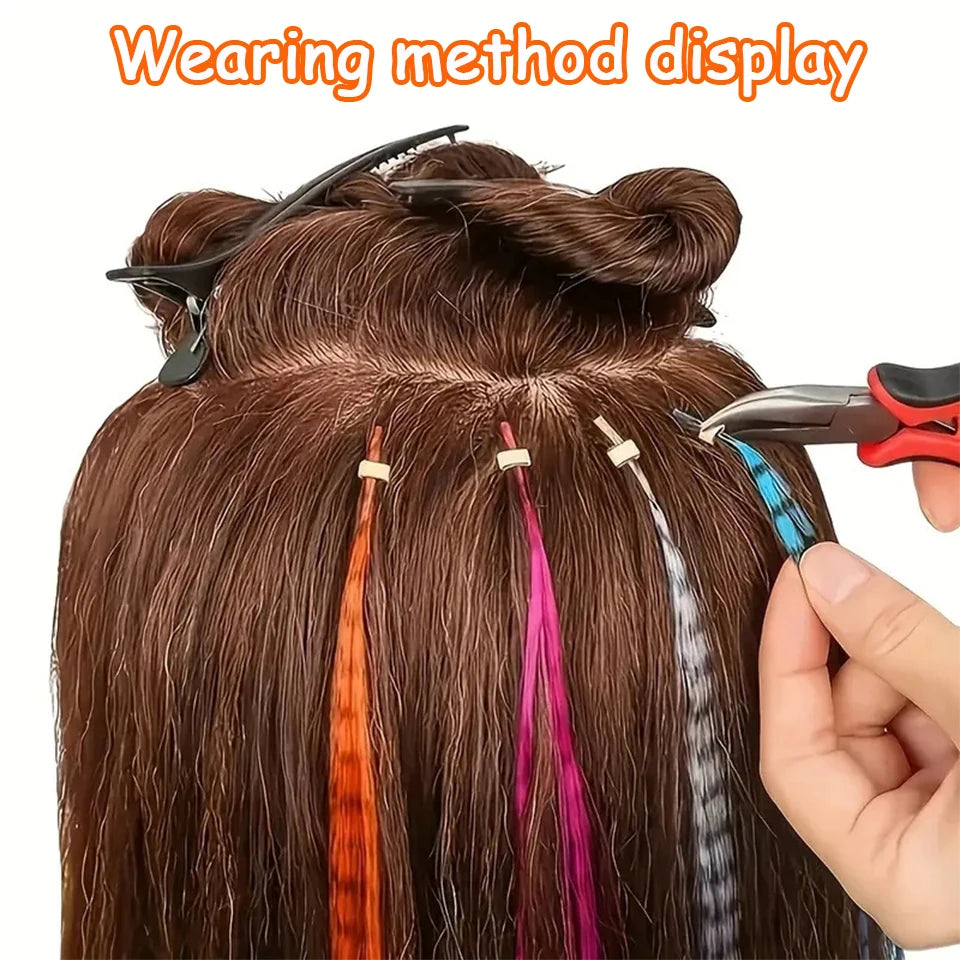 Exposición de extensiones de cabello sintético de plumas de varios colores usadas en una coleta