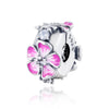 Cuenta de plata con adorno floral rosa y una gema transparente.