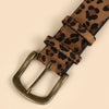 Gros plan d'une ceinture en similicuir marron à imprimé léopard et boucle en laiton.