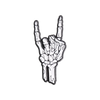 Weiße Emaille-Anstecknadel mit Handzeichen, bei dem die Finger ausgestreckt und der Daumen nach oben zeigt.
