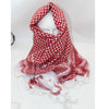 Pañuelo de algodón estampado rojo y blanco drapeado alrededor del cuello de un maniquí.