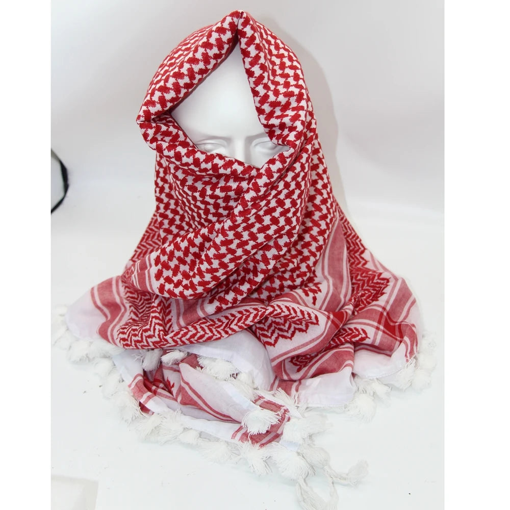 Pañuelo de algodón estampado rojo y blanco drapeado alrededor del cuello de un maniquí.
