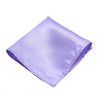 Ein gefalteter violetter Satin-Einstecktuch diagonal vor weißem Hintergrund.