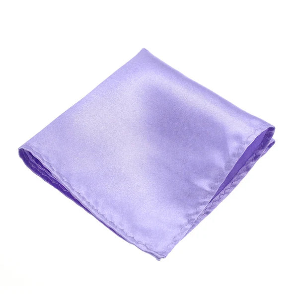 Ein gefalteter violetter Satin-Einstecktuch diagonal vor weißem Hintergrund.