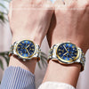 Nahaufnahme der Handgelenke eines Mannes und einer Frau mit eleganten Neue-Welle-Chronographen-Armbanduhren.