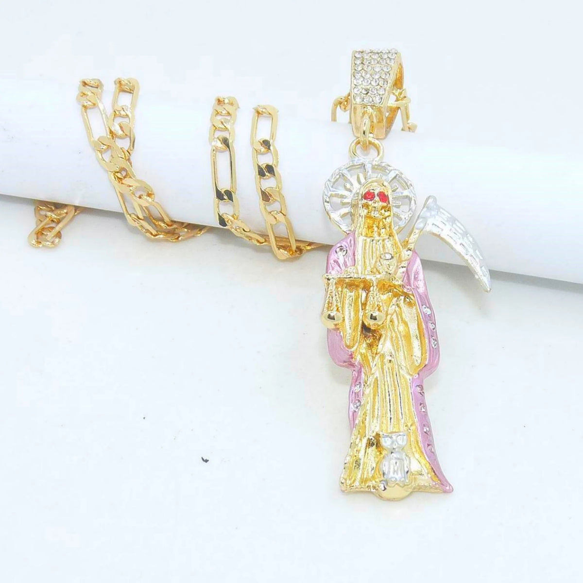 Goldene und rosa Anhängerkette mit Darstellung von Santa Muerte mit Krone und Flügeln