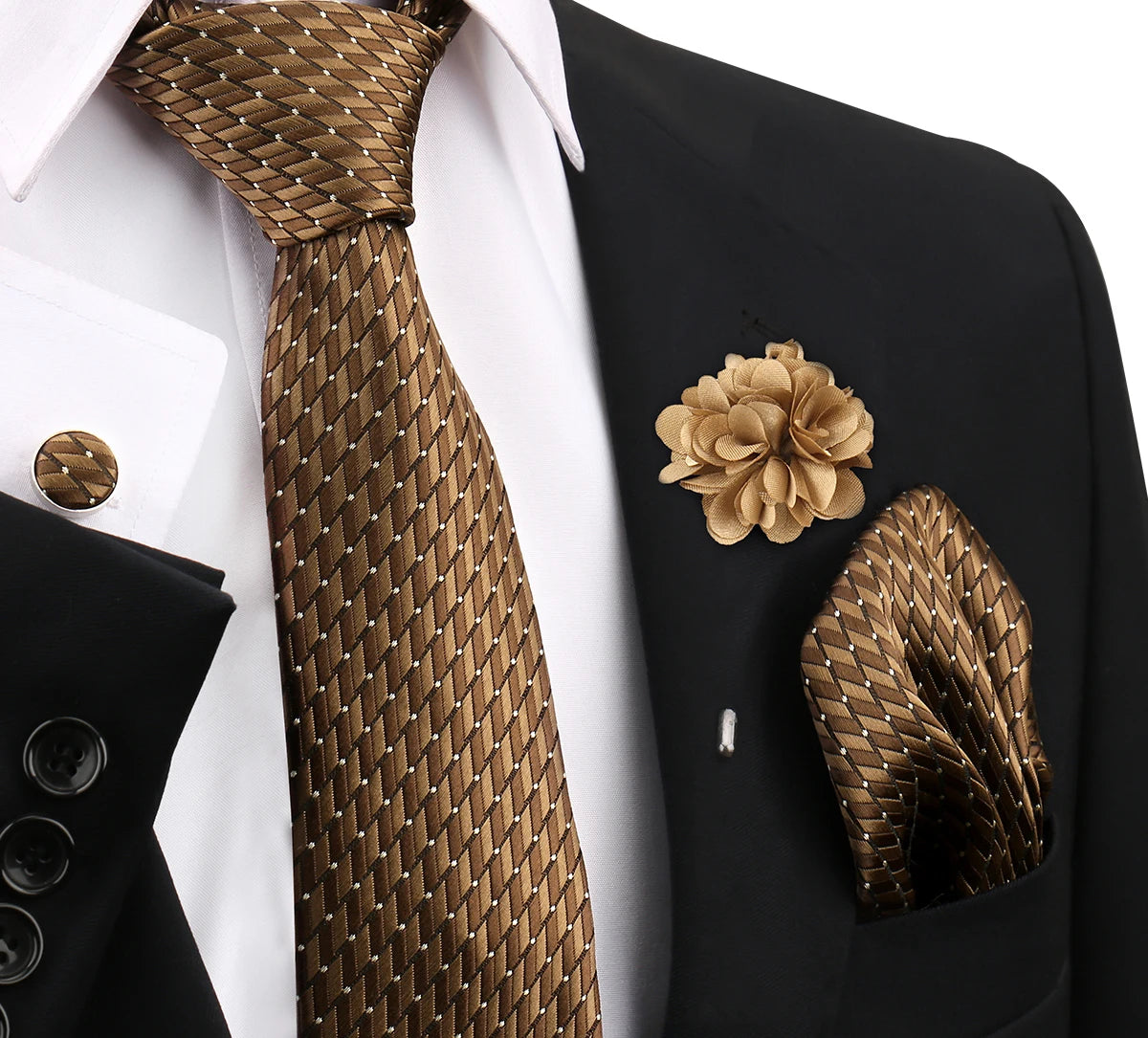 Nahaufnahme eines eleganten Herren-Krawattensets mit goldener Krawatte, Blume und Einstecktuch auf schwarzem Hintergrund