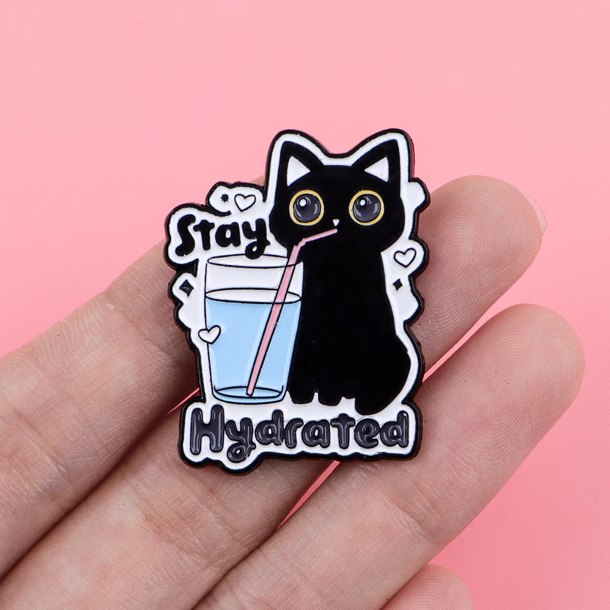 Pin de esmalte de gato negro con un vaso y una pajita que dice 'Stay Hydrated'