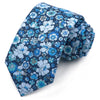 Nœud de coton imprimé floral bleu foncé, plié et exposé sur fond blanc.