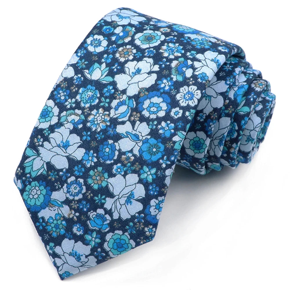 Nœud de coton imprimé floral bleu foncé, plié et exposé sur fond blanc.