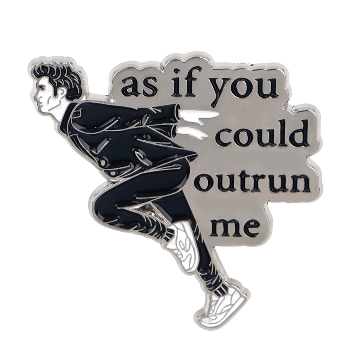 Broche émail argentée représentant une figure masculine en tenue noire et une bulle de dialogue avec texte.