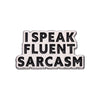 Pin de esmalte plateado con el texto "I SPEAK FLUENT SARCASM" grabado.