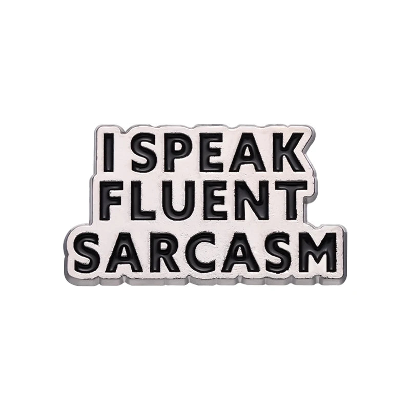 Pin de esmalte plateado con el texto "I SPEAK FLUENT SARCASM" grabado.