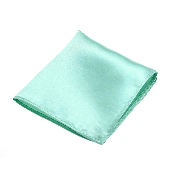 Ein gefaltetes hellmintgrünes Satin-Einstecktuch diagonal präsentiert.