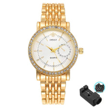 Reloj de cuarzo tono dorado con esfera de cristal y pulsera de metal.