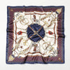 Luxuriöses Seidenschal aus Satin mit feinem Gold- und Bordeauxmuster auf tiefblauem Grund.