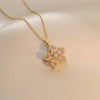 Un délicat collier en or avec un pendentif de fleur de zircon sur une fine chaîne.