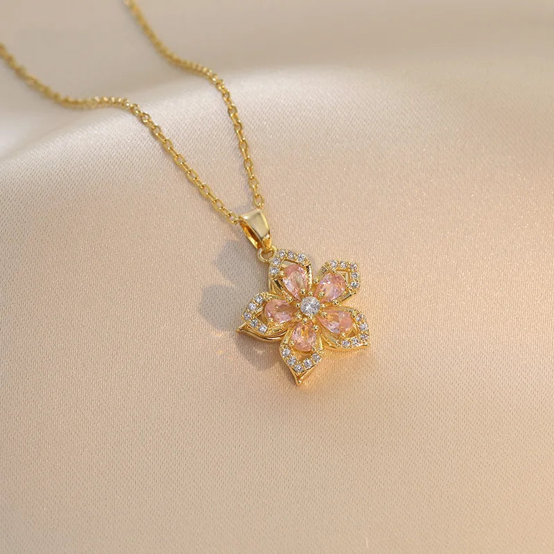 Un délicat collier en or avec un pendentif de fleur de zircon sur une fine chaîne.