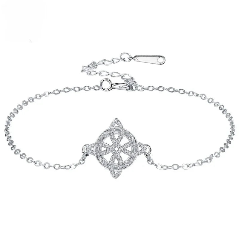 Silberner Hexenknoten-Zirkonia-Armreif mit Kette und dekorative Knoten-Design