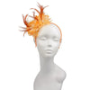 Fascinateur en plumes orange élégant, bandeau, exposé sur un mannequin de tête blanc.
