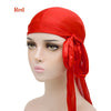 Pañuelo turbante de seda roja en forma de turbante, exhibido en un maniquí.