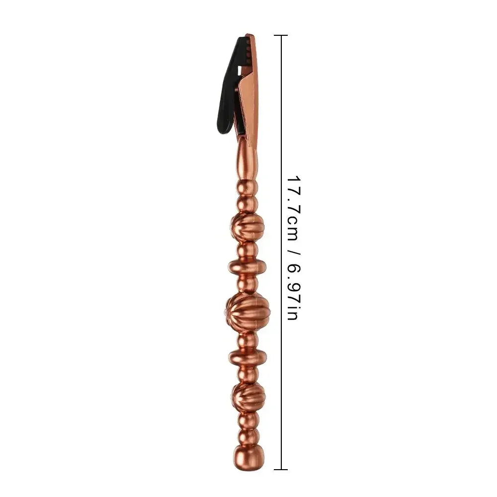 Pince à bijoux de précision avec finition dorée, montrant la mesure de longueur.