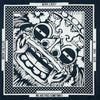 Diseño gráfico en blanco y negro con patrón de bandana de calavera y texto alrededor del borde.