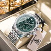 Reloj cronógrafo de lujo para hombre con caja plateada y pulsera de acero inoxidable, exhibido en una caja de luz.