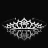 Tiara y corona de princesa de cristal brillante para el cabello, exhibidas en una superficie reflectante.