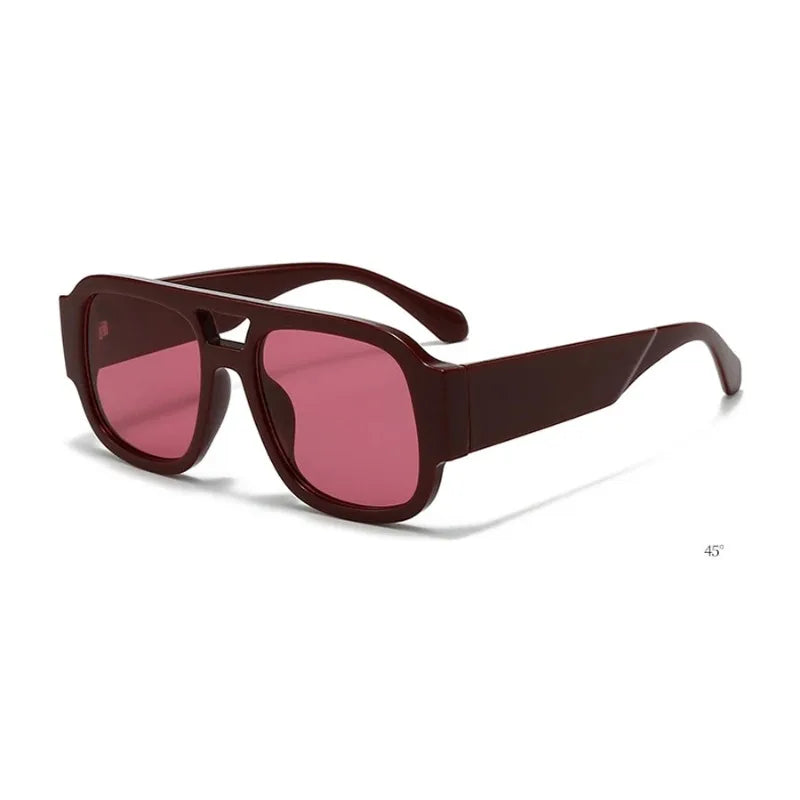Gafas cuadradas retro de doble puente marrón oscuro con lentes tintados de rosa.