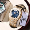 Goldfaruener leuchtender Quarz-Wecker mit blauem Zifferblatt und Lederarmband auf weißem Hintergrund