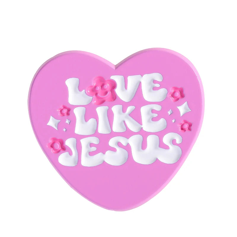 Broche émail en forme de cœur rose avec le texte LOVE LIKE JESUS en lettres blanches et roses