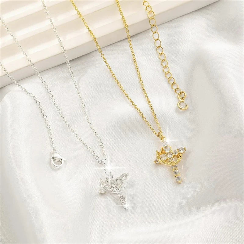Set goldfarbener Halsketten mit Zirkonkreuzen und Ohrringen auf weißem Satin