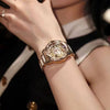 Primer plano de un elegante reloj de pulsera de diamante de cuarzo dorado usado en la muñeca de una mujer.