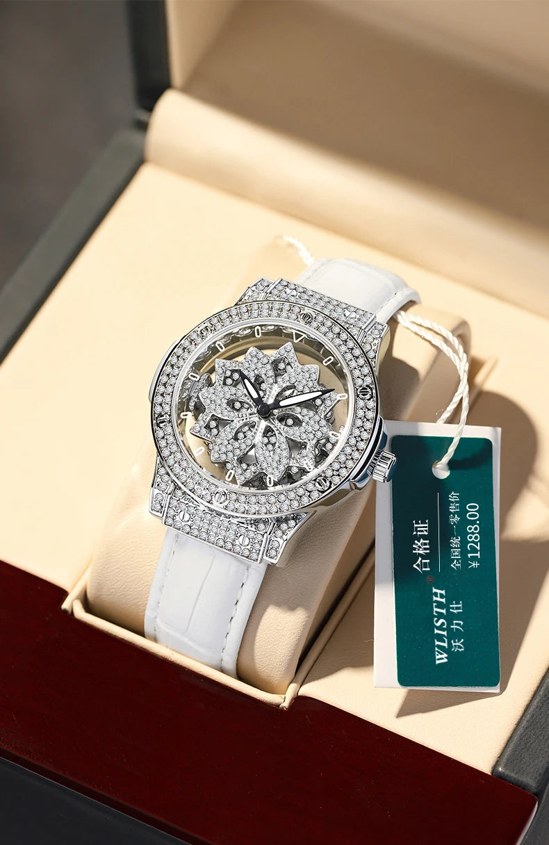 Montre de luxe en quartz avec incrustations de diamants, bracelet argenté et bracelet en cuir blanc, présentée dans une boîte