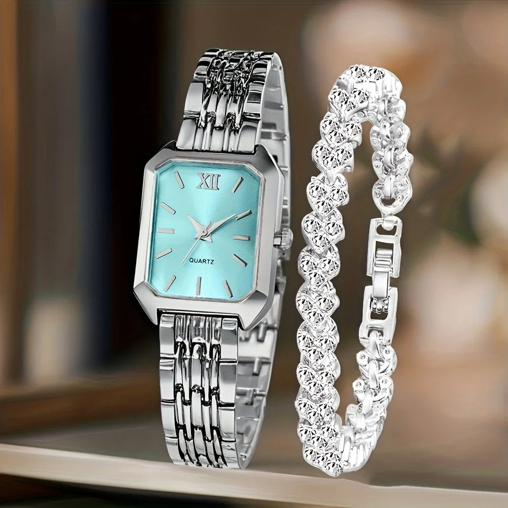 Montre à quartz argentée et bracelet en strass exposés sur une surface claire.