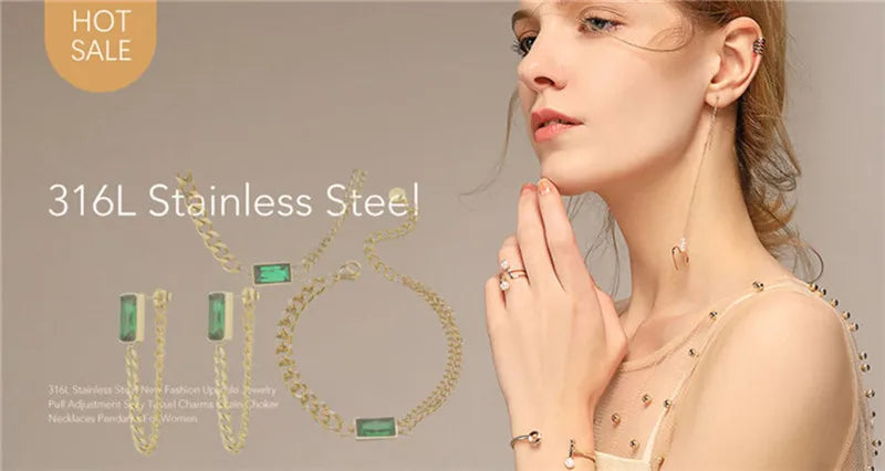 Nahaufnahme einer Frau mit einem zarten silbernen Schmetterlings-Anhänger-Kette und Armband-Set.