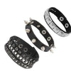 Un ensemble de bracelets de poignet en cuir noir avec des épingles et des clous.