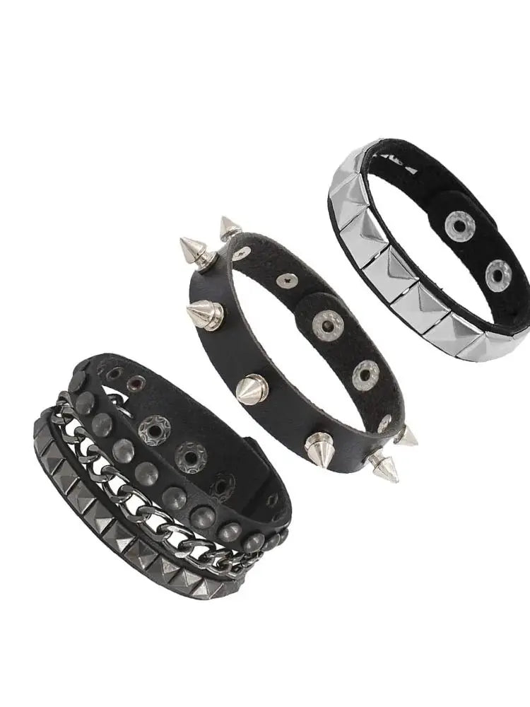 Un ensemble de bracelets de poignet en cuir noir avec des épingles et des clous.