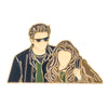 Broche émail couleur or représentant un homme et une femme stylisés.