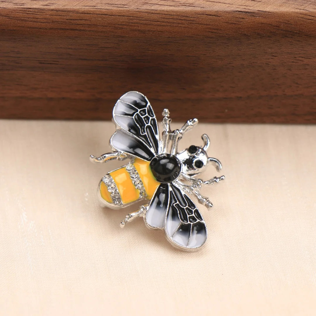 Broche argentée avec motif d'abeille baroque à rayures noires et jaunes