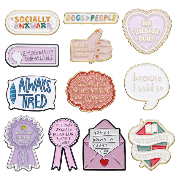 Set anist-Pins mit lustigen Sprüchen wie sozial unbeholfen, Hunde gegenüber Menschen und immer müde.