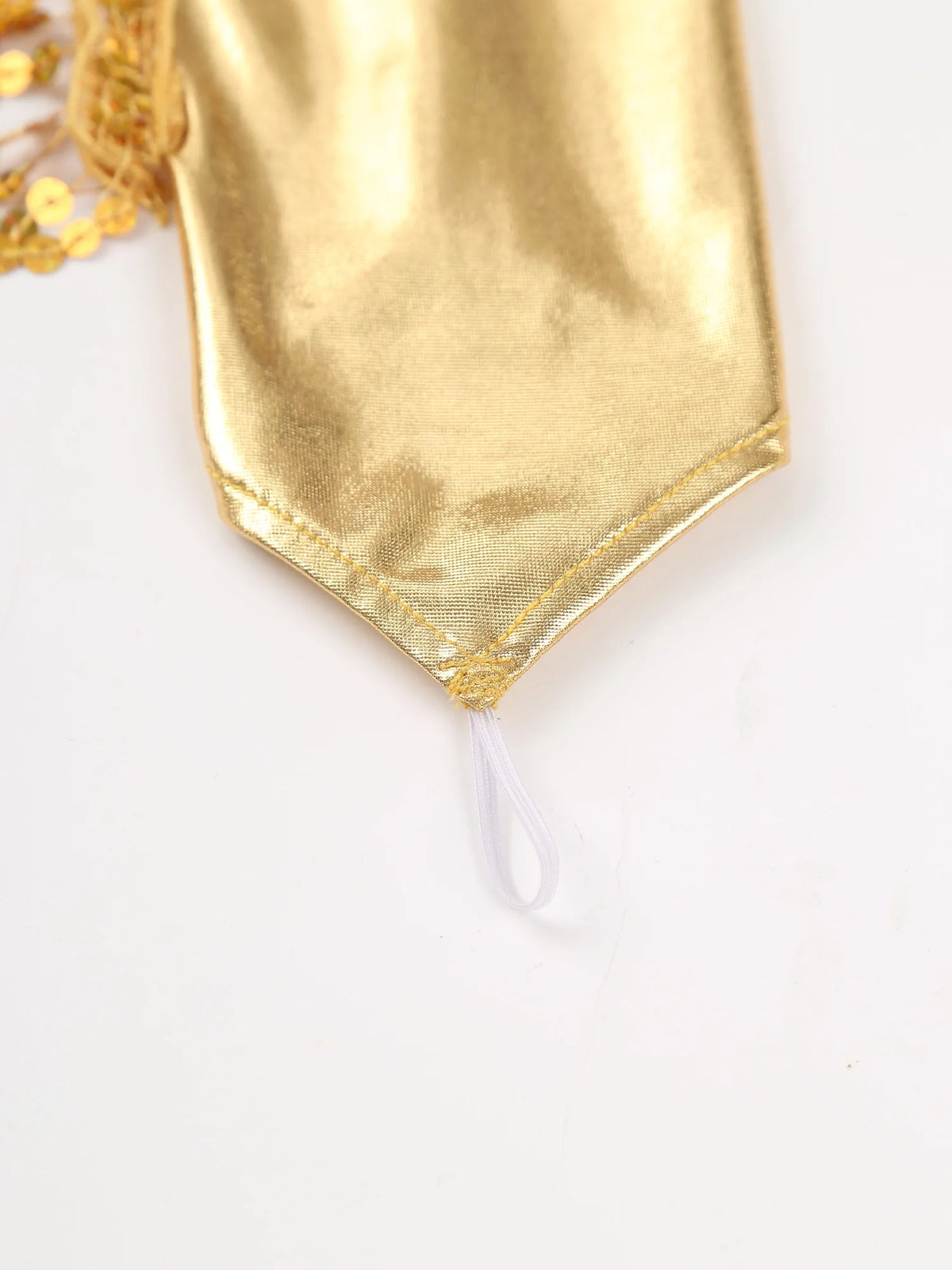 Nahaufnahme eines goldfarbenen Pailletten-Metallfrisur als Partyhandschuh-Dekoration.