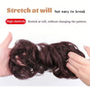Hände demonstrieren die Stretch-Funktion dunkles braunes Haar und seine hohe Elastizität.